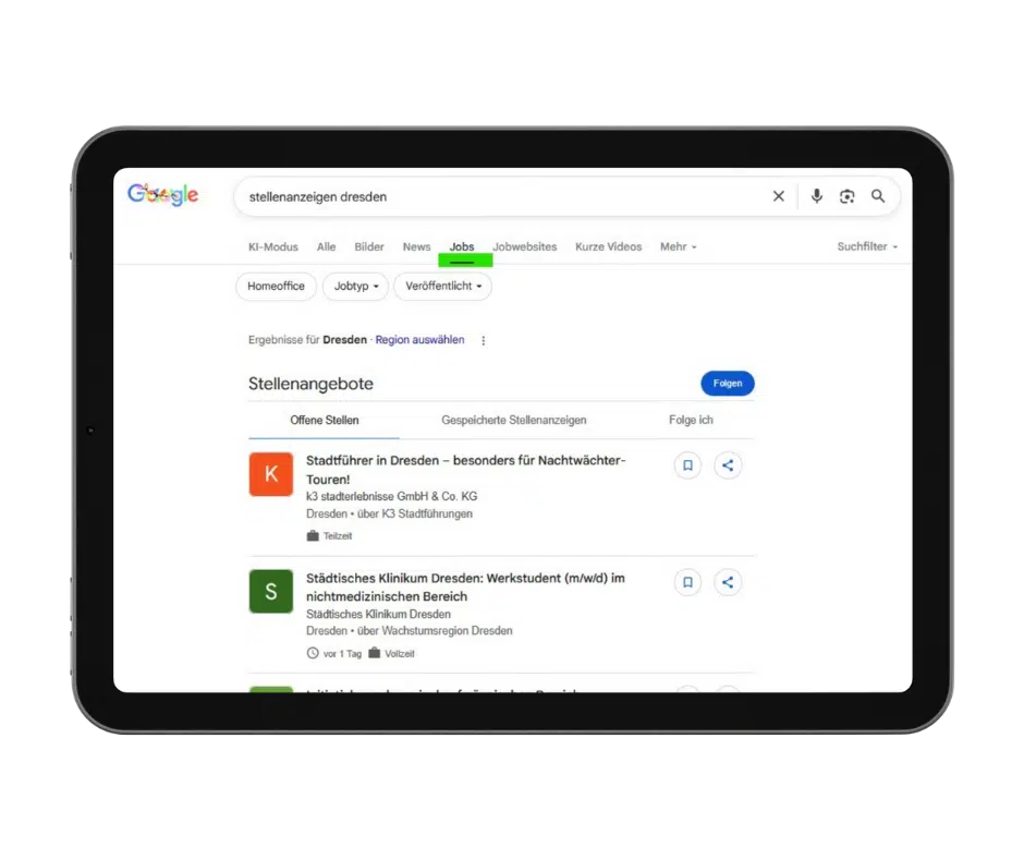 Tablet mit Google-Suche nach ‚Stellenanzeigen Dresden‘; im Reiter ‚Jobs‘ erscheinen strukturierte Stellenangebote mit Titel, Arbeitgeber, Standort und Jobdetails.