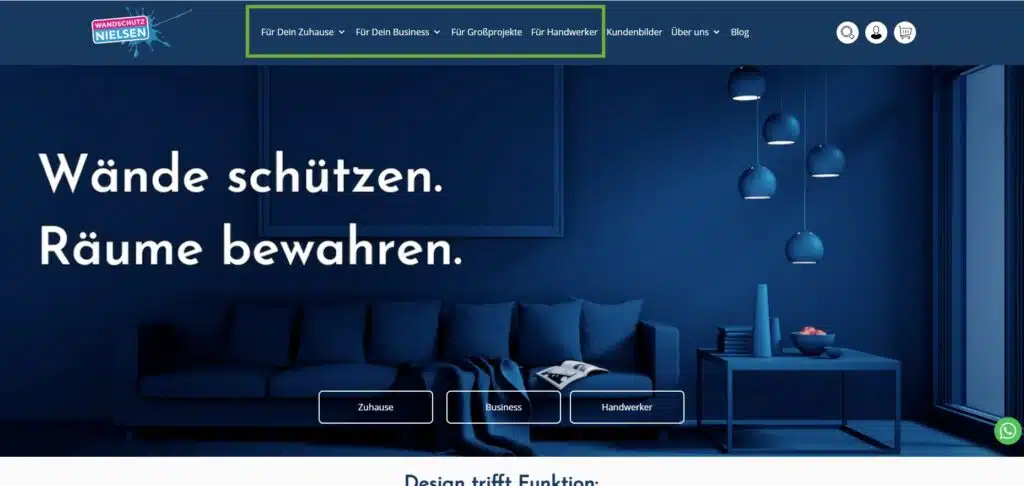 Screenshot der Startseite von Wandschutz Nielsen. Darauf zu sehen: Modernes, dunkelblaues Wohnzimmer mit Sofa und Couchtisch, das den Slogan 'Wände schützen. Räume bewahren.' visuell untermalt. Im oberen Bereich sind Navigationspunkte wie 'Für Dein Zuhause', 'Für Dein Business' und 'Für Handwerker' zu sehen.