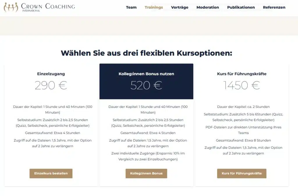 Screenshot mit Übersicht der flexiblen Online-Kursoptionen von Crown Coaching International: Einzelzugang, Kolleg:innen Bonus und Kurs für Führungskräfte mit Preisen und Leistungsdetails.