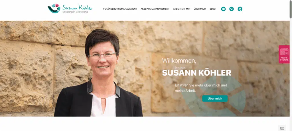 Headerbereich der Startseite der Website von Susann Köhler, Expertin für Veränderungs- und Akzeptanzmanagement. Im Vordergrund ein professionelles Porträt von Susann Köhler vor einer Steinwand, daneben Begrüßungstext mit Button „Über mich“.