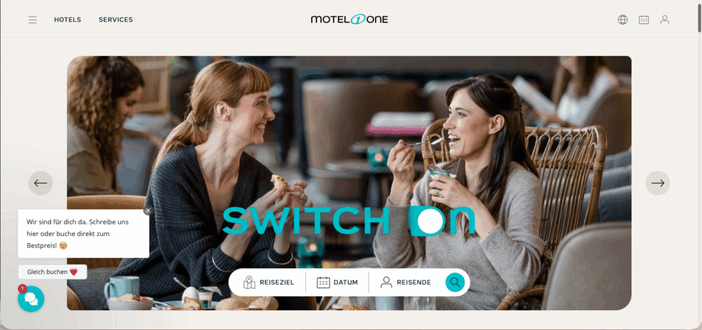 Header der Startseite der Motel-One-Website mit einem Slider-Bild von zwei Frauen beim Frühstück, die entspannt lachen. Im Vordergrund prominent der Slogan „Switch On“ und darunter eine interaktive Buchungsmaske mit den Feldern Reiseziel, Datum und Reisende.