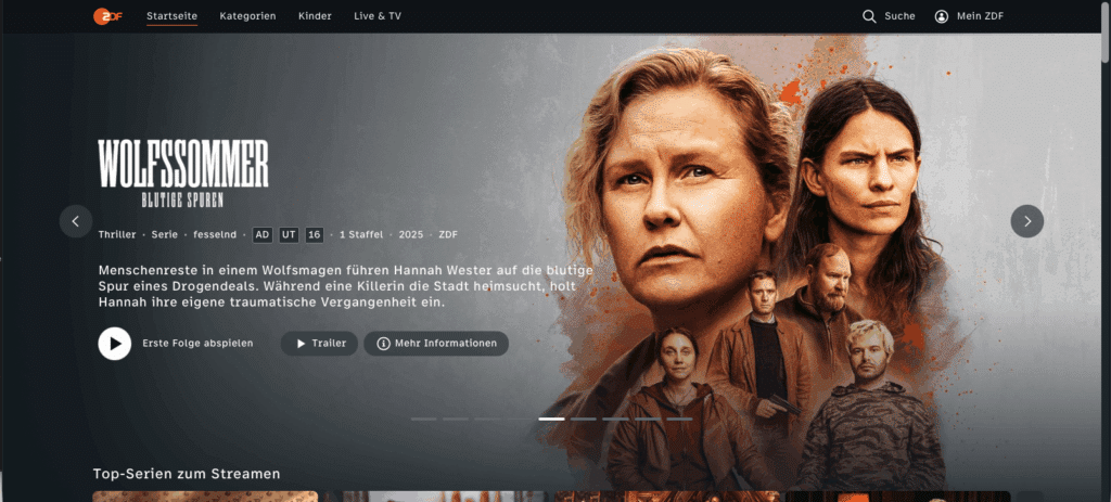 Headerbereich der Startseite der ZDF-Mediathek mit der Thriller-Serie „Wolfssommer – Blutige Spuren“. Gezeigt wird das Serienbanner als Slider. Buttons für „Erste Folge abspielen“, „Trailer“ und „Mehr Informationen“ sind sichtbar.