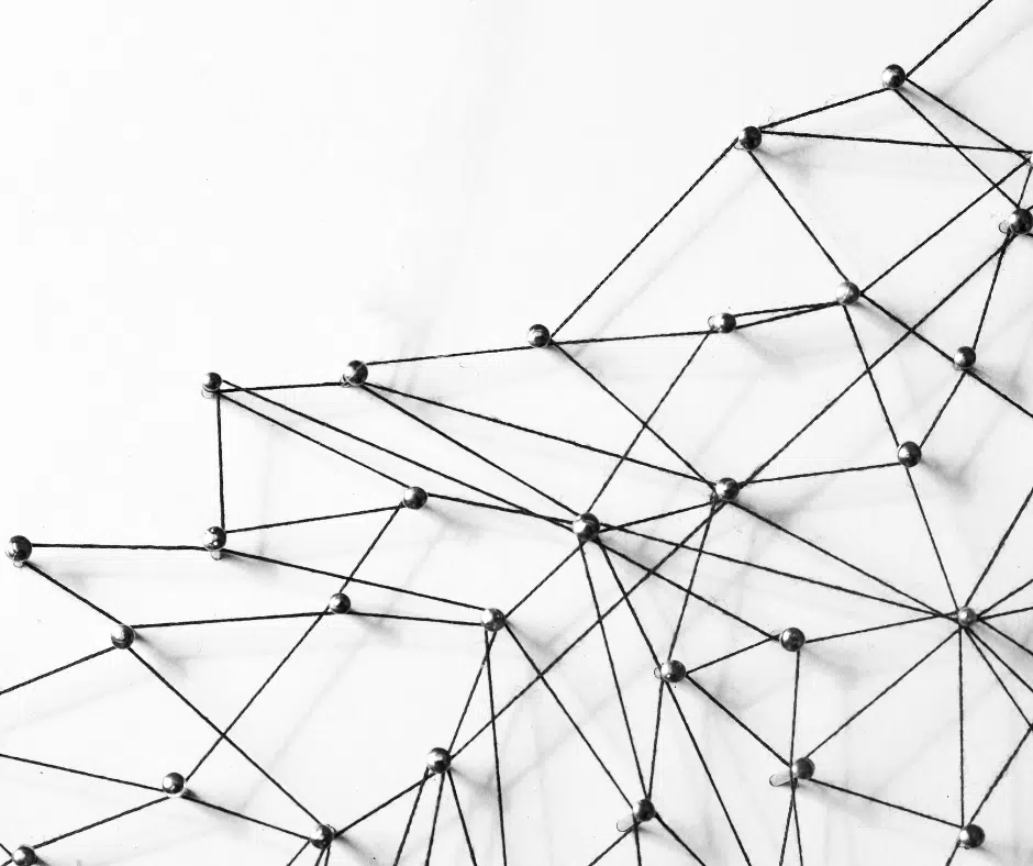 Abstraktes Netzwerk aus schwarzen Fäden, die zwischen Nägeln auf weißem Hintergrund gespannt sind – symbolisch für die interne und externe Verlinkungsstruktur einer Website.