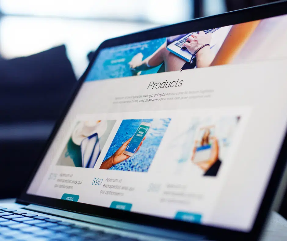 Nahaufnahme eines Laptopbildschirms mit geöffneter Produktseite eines Online-Shops. Sichtbar sind Produktbilder, Preise, Beschreibungen und Call-to-Action-Buttons wie „More“.